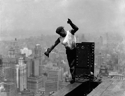 Operaio sull’Empire State Building mentre dà indicazioni all’operaio addetto al gancio New York, 1931 dalla serie Empire State Building