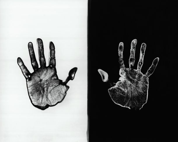 Ugo Mulas. Il laboratorio. Una mano sviluppa, l’altra fissa. A Sir John Frederick William Herschel, 1970 - 1972 © Eredi Ugo Mulas. Tutti i diritti riservati. Courtesy Archivio Ugo Mulas, Milano – Galleria Lia Rumma, Milano / Napoli